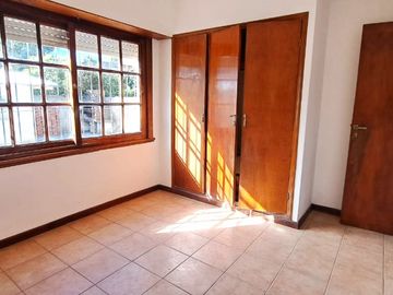 Chalet 5 amb.parque-patio-garaje- B.Juramento
