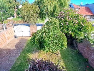 Chalet 5 amb.parque-patio-garaje- B.Juramento
