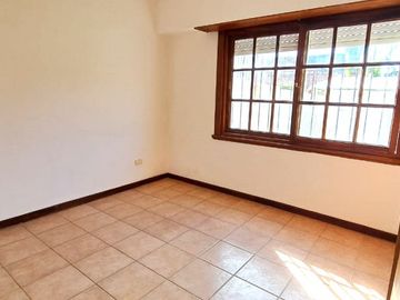 Chalet 5 amb.parque-patio-garaje- B.Juramento