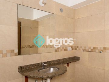 Dúplex en venta de 3 dormitorios con cochera en Grand Bourg