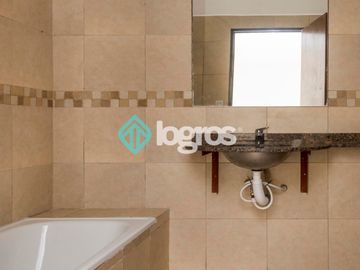 Dúplex en venta de 3 dormitorios con cochera en Grand Bourg