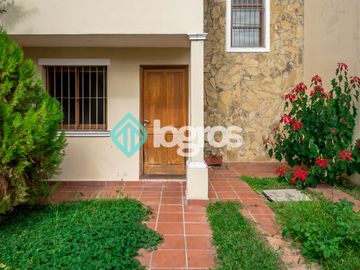 Dúplex en venta de 3 dormitorios con cochera en Grand Bourg