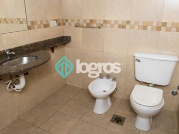 Dúplex en venta de 3 dormitorios con cochera en Grand Bourg