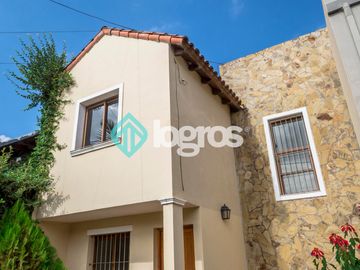 Dúplex en venta de 3 dormitorios con cochera en Grand Bourg