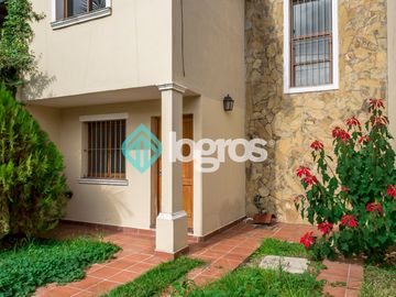 Dúplex en venta de 3 dormitorios con cochera en Grand Bourg
