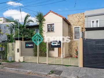 Dúplex en venta de 3 dormitorios con cochera en Grand Bourg
