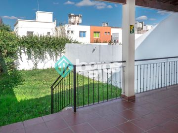 Dúplex en venta de 3 dormitorios con cochera en Grand Bourg