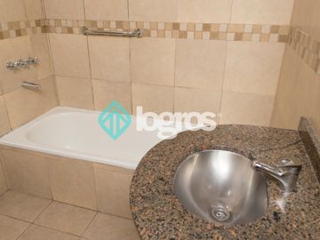 Dúplex en venta de 3 dormitorios con cochera en Grand Bourg
