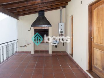 Dúplex en venta de 3 dormitorios con cochera en Grand Bourg