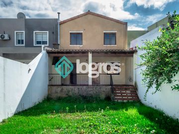 Dúplex en venta de 3 dormitorios con cochera en Grand Bourg