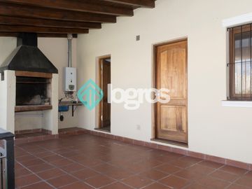 Dúplex en venta de 3 dormitorios con cochera en Grand Bourg