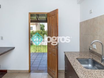 Dúplex en venta de 3 dormitorios con cochera en Grand Bourg