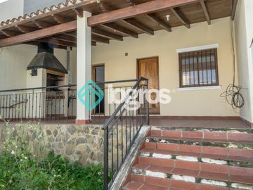 Dúplex en venta de 3 dormitorios con cochera en Grand Bourg