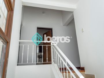 Dúplex en venta de 3 dormitorios con cochera en Grand Bourg