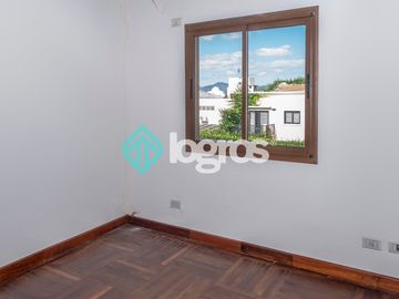 Dúplex en venta de 3 dormitorios con cochera en Grand Bourg