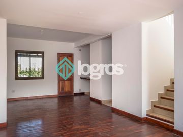 Dúplex en venta de 3 dormitorios con cochera en Grand Bourg