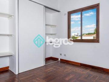 Dúplex en venta de 3 dormitorios con cochera en Grand Bourg