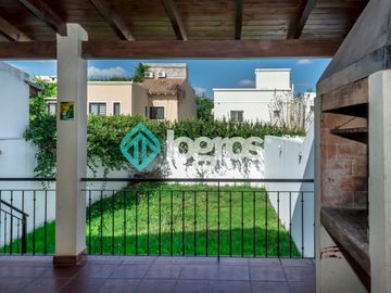Dúplex en venta de 3 dormitorios con cochera en Grand Bourg