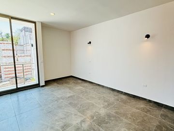 Casa en venta con roof garden y recámara en PB– Fracc. Santa María
