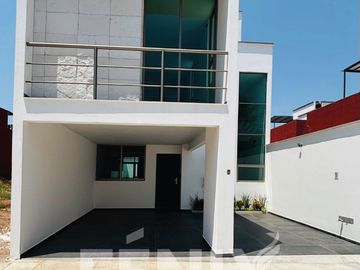 Casa en venta con roof garden y recámara en PB– Fracc. Santa María