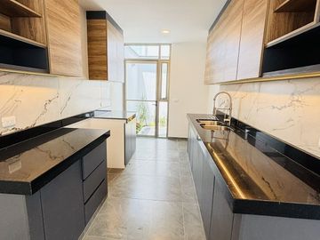 Casa en venta con roof garden y recámara en PB– Fracc. Santa María