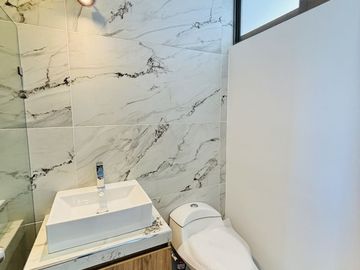 Casa en venta con roof garden y recámara en PB– Fracc. Santa María