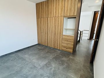 Casa en venta con roof garden y recámara en PB– Fracc. Santa María