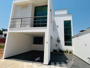 Casa en venta con roof garden y recámara en PB– Fracc. Santa María