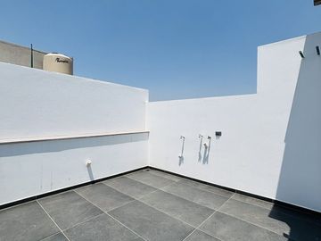 Casa en venta con roof garden y recámara en PB– Fracc. Santa María