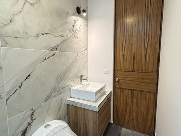 Casa en venta con roof garden y recámara en PB– Fracc. Santa María