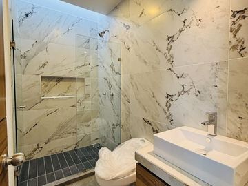 Casa en venta con roof garden y recámara en PB– Fracc. Santa María