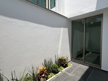 Casa en venta con roof garden y recámara en PB– Fracc. Santa María
