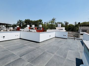 Casa en venta con roof garden y recámara en PB– Fracc. Santa María