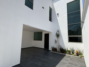 Casa en venta con roof garden y recámara en PB– Fracc. Santa María