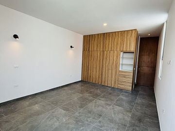 Casa en venta con roof garden y recámara en PB– Fracc. Santa María