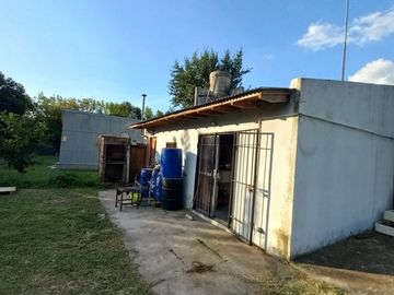 VENTA DE LOTE CON CASA EN BARRIO SEMI CERRADO