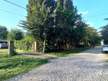 VENTA DE LOTE CON CASA EN BARRIO SEMI CERRADO