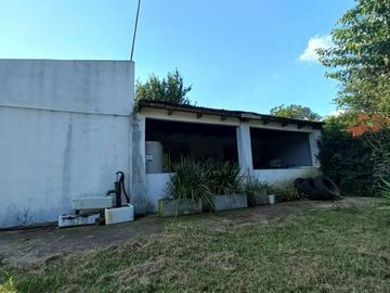 VENTA DE LOTE CON CASA EN BARRIO SEMI CERRADO