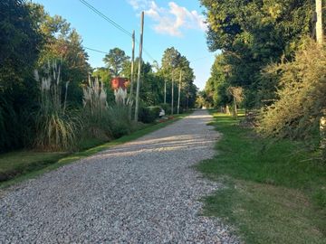 VENTA DE LOTE CON CASA EN BARRIO SEMI CERRADO