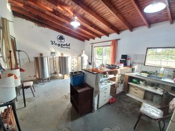 VENTA DE LOTE CON CASA EN BARRIO SEMI CERRADO