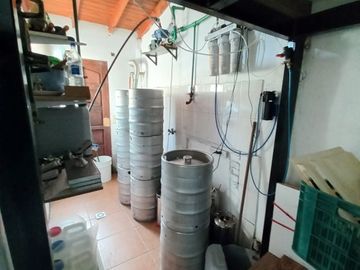 VENTA DE LOTE CON CASA EN BARRIO SEMI CERRADO