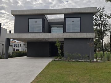 Excelente casa en lote interno a estrenar en Azzurra Tortugas