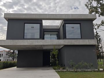 Excelente casa en lote interno a estrenar en Azzurra Tortugas
