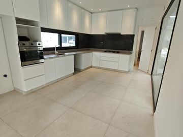Excelente casa en lote interno a estrenar en Azzurra Tortugas