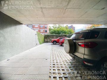 Departamento cuatro ambientes en Castelar. Edificio de categoría