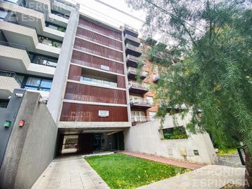 Departamento cuatro ambientes en Castelar. Edificio de categoría