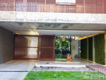 Departamento cuatro ambientes en Castelar. Edificio de categoría