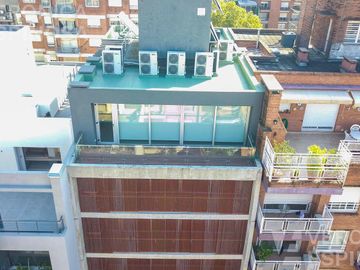 Departamento cuatro ambientes en Castelar. Edificio de categoría