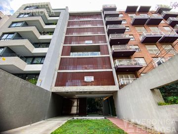 Departamento cuatro ambientes en Castelar. Edificio de categoría