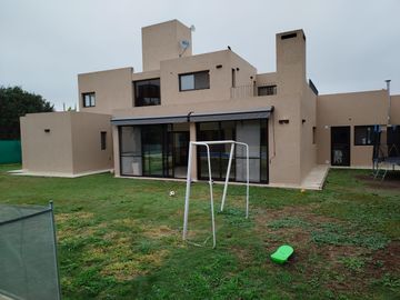 Casa en  venta en La Morada , patio, pileta y quincho ,  apta hipotecario